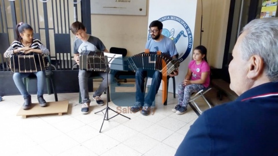 La serenata de la Escuela de Música Municipal llegó al Municipio