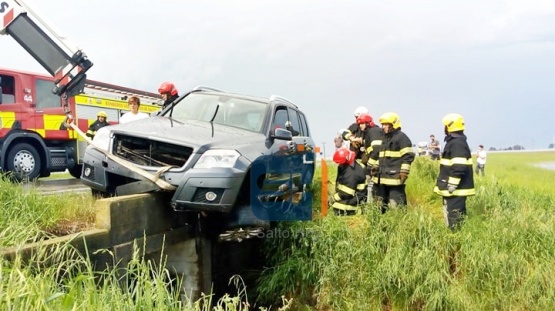 Un hombre resultó herido al despistar la camioneta que conducía