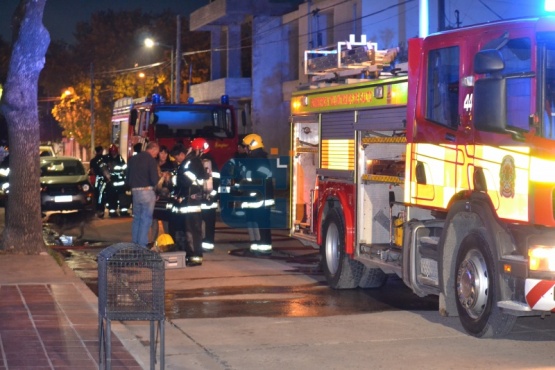 Cinco vehículos afectados por un incendio en una cochera