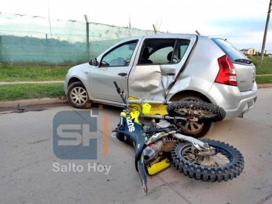 Violenta colisión entre una moto y un auto deja un herido