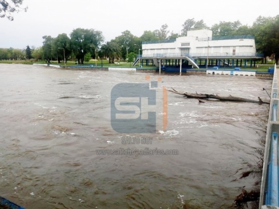 El Río Salto volvió a crecer, pero aún no se han registrado evacuaciones 