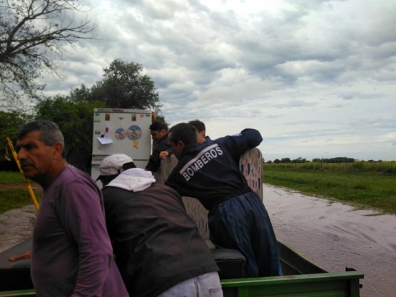 Bomberos del Partido de Salto colaboran con las evacuaciones en Arrecifes