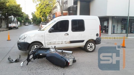 Una motociclista resultó herida al colisionar contra una camioneta en el centro de Salto