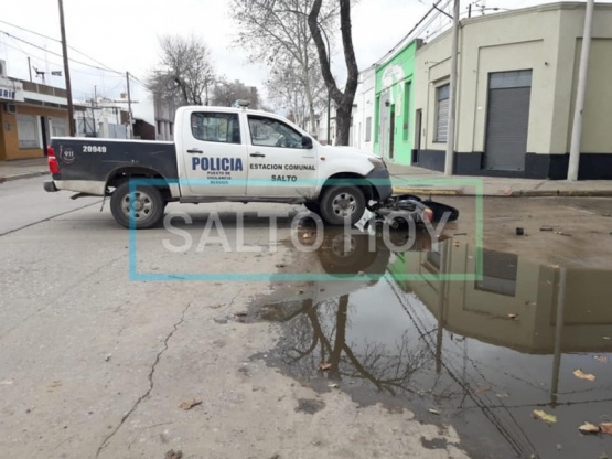 Versiones cruzadas tras el choque de un patrullero y una moto