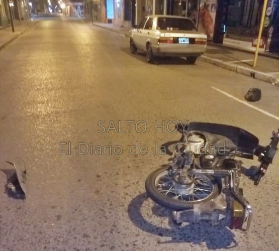 Un motociclista resultó herido al colisionar su moto contra un auto en 9 de Julio y 25 de Mayo