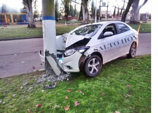 Perdió el control del auto e impactó contra una columna en la rotonda del balneario 