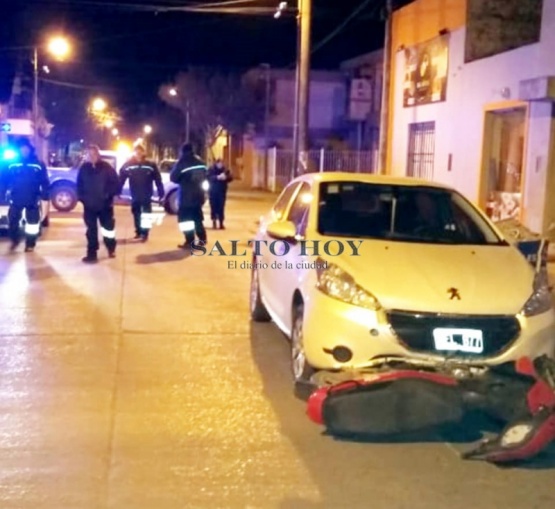 Colisionaron una moto y un auto en calle San Pablo 