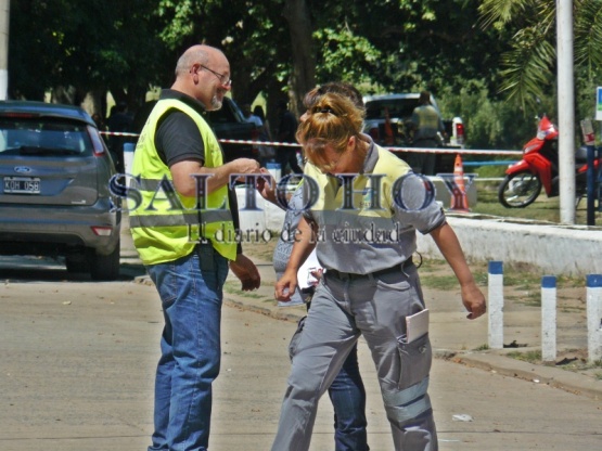 No quiso frenar, embistió a una inspectora de tránsito y se dio a la fuga 