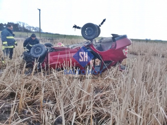 Padre e hijo resultaron heridos tras volcar su auto en la ruta 31