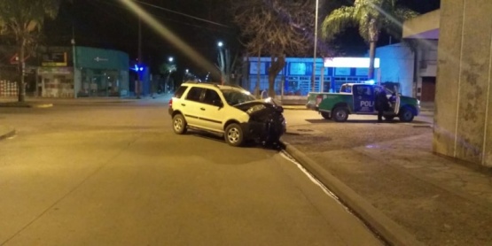 Un automovilista resultó herido tras impactar su camioneta contra una vivienda