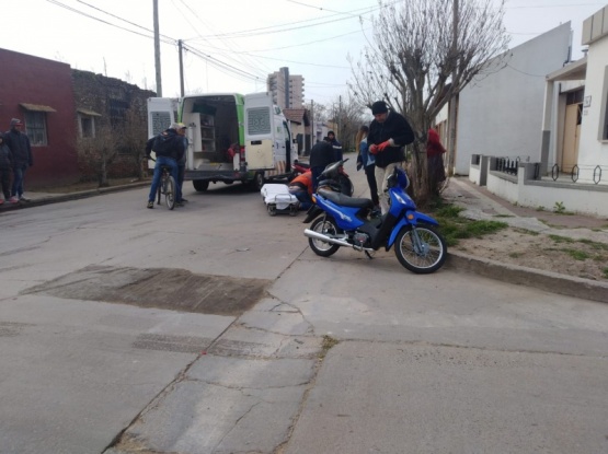 Chocaron dos motos: una mujer resultó herida y un motociclista se dio a la fuga 