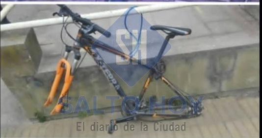 Increíble: dejó su bici afuera de la escuela Técnica y le robaron las ruedas 