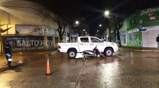 Un motociclista resultó herido al colisionar su moto contra una camioneta en pleno Centro 