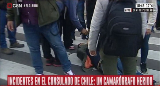 Graves incidentes frente al consulado de Chile en Argentina: agredieron brutalmente a periodistas 