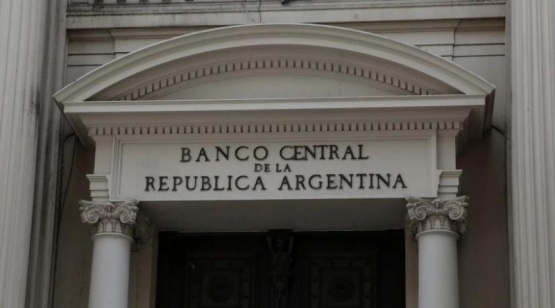 A tres días de las elecciones, aumentan las ventas del BCRA y se acelera la salida de depósitos en dólares