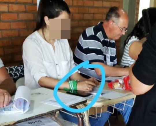 Polémica por una autoridad de mesa con pañuelo verde en la escuela Técnica 