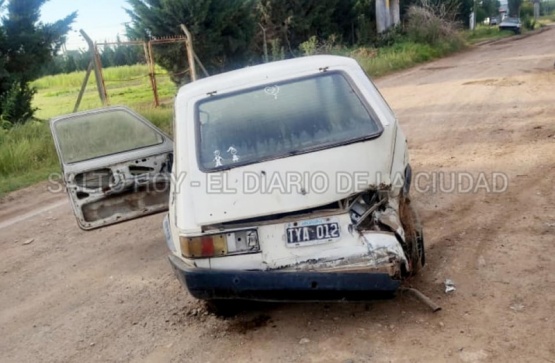 Chocó contra un auto estacionado y se dio a la fuga 