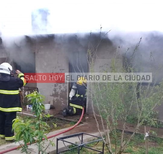 Bomberos trabajaron en el incendio de una casa