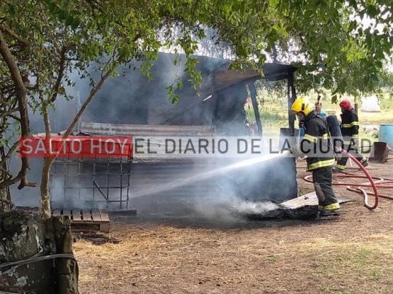 El fuego destruyó un precario galpón 