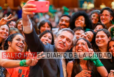 Fernández no quiere roces con la iglesia y estudia postergar el debate del aborto