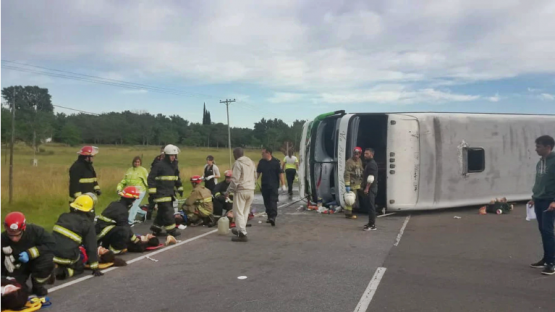 Tragedia en la ruta 2: volcó un micro que llevaba nenes de 11 y 12 años y hay dos muertos