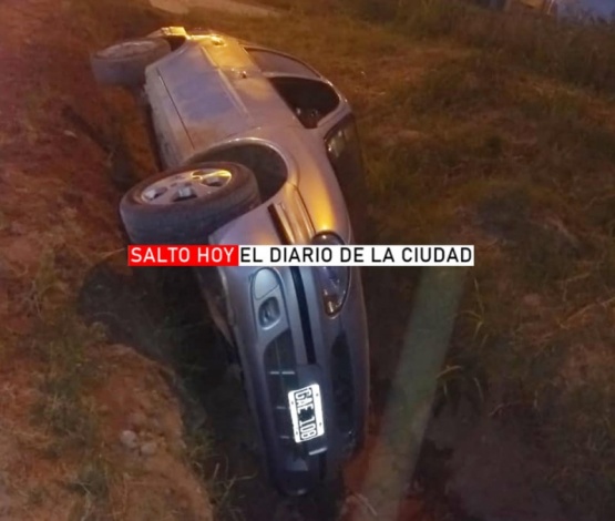 Despistó y terminó dentro de una cuneta