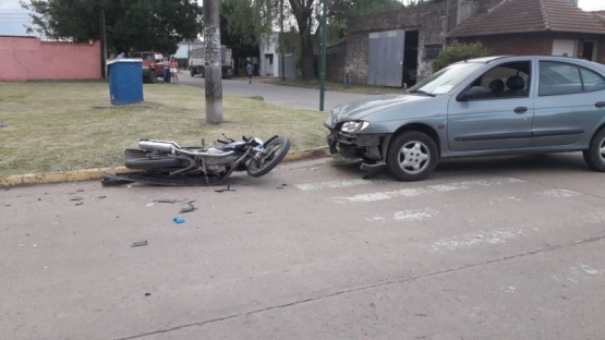 Un motociclista fue hospitalizado tras colisionar con un auto 