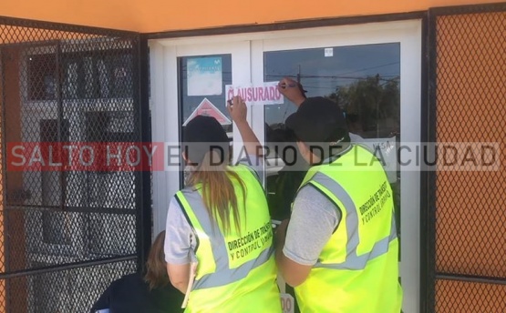 Clausuran un kiosco por incumplir la ordenanza vigente que prohíbe la venta de pirotecnia en Salto