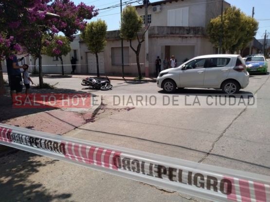 Dos jóvenes de 17 y 18 años trasladados al Hospital tras ser impactados por un auto cuando se movilizaban en moto