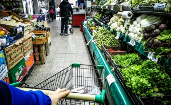 Según el INDEC, las ventas en supermercados bajaron un 9,7% en 2019