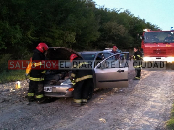 Bomberos trabajaron en el principio de incendio de un auto 