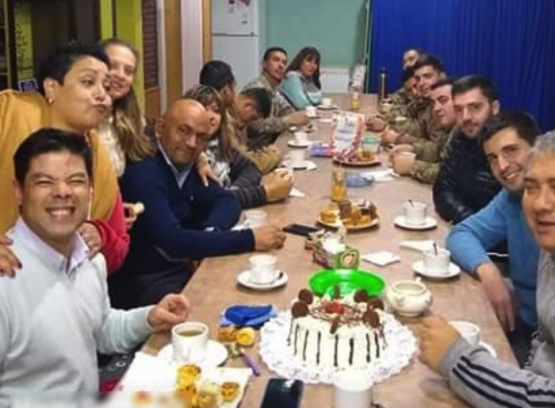 Escándalo en Mendoza: empleados y funcionarios municipales festejaron un cumpleaños en una sede oficial