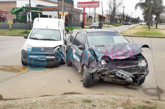 Violento choque en la esquina de avenida Italia y Regidor González: un herido