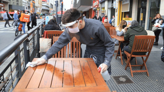 Coronavirus en la Argentina | Los bares y restaurantes porteños no podrán habilitar terrazas, patios o jardines