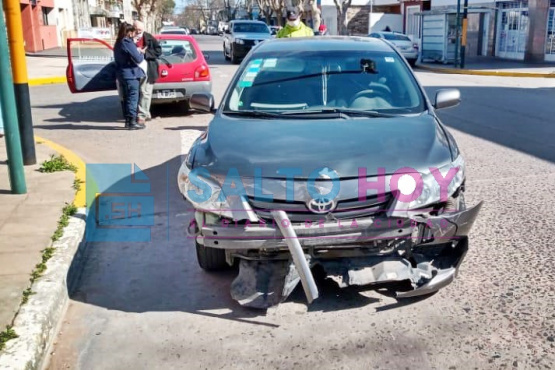 Dos autos colisionaron en avenida Mitre y San Martín 