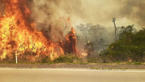 Los bomberos siguen combatiendo dos grandes focos de incendio en las sierras de Córdoba