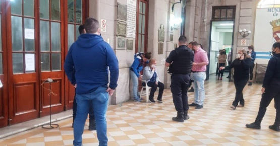 Tensión en la Municipalidad de Rojas: una mujer tomó de rehén a una empleada 