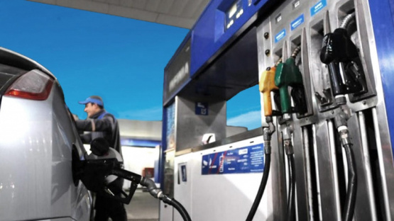 Cuánto podrían aumentar la nafta y el gasoil en octubre por la actualización del impuesto a los combustibles