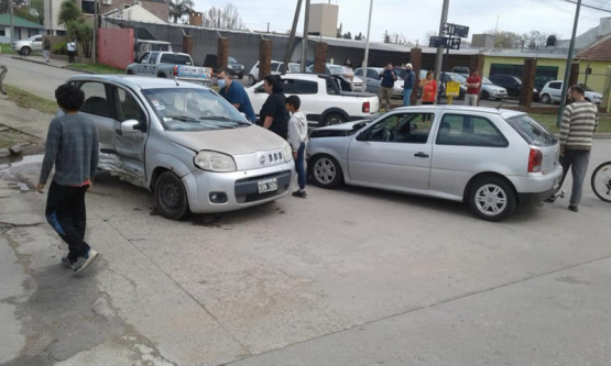 Dos autos chocaron en la esquina de Italia y Troncoso y Lira