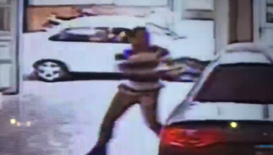 En Rojas, un hombre entró a una concesionaria de autos y destrozó un Audi con un hacha