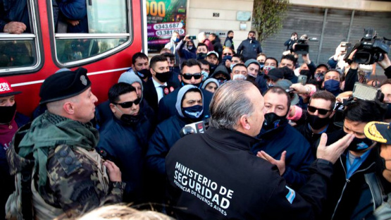 Crimen del colectivero: Berni llegó a la protesta y les pidió a los choferes que levanten el piquete