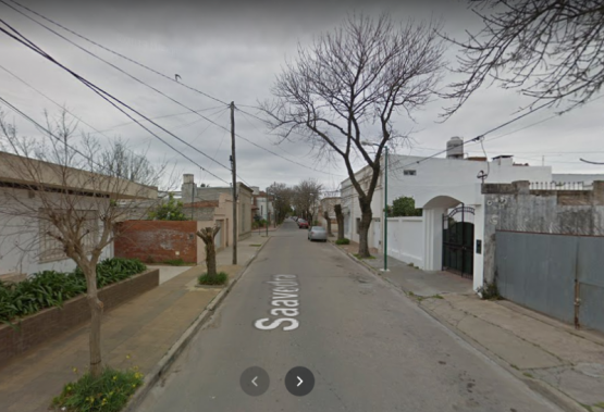 Le robaron su celular del interior de su camioneta 