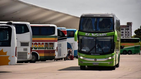 Anunciarán el regreso de los vuelos regulares y los micros de larga distancia