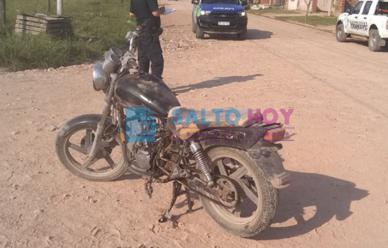 Tres jóvenes que viajaban a bordo de una moto sufrieron lesiones al colisionar contra una camioneta 