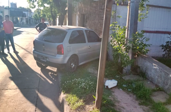 Manejaba alcoholizado e impactó su auto contra una vivienda