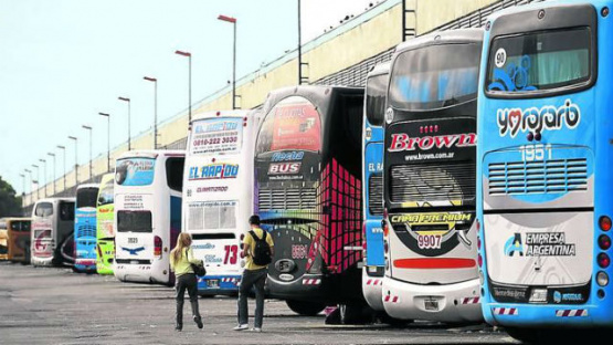 Autorizan el uso del transporte público de larga distancia para actividades habilitadas