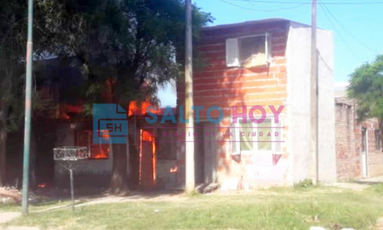 Voraz incendio en una vivienda en calle San Juan 