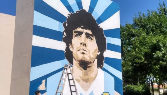 Un gigantesco mural de Maradona fue inaugurado en Chacabuco 
