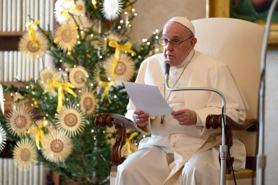 El papa Francisco fue hisopado en el Vaticano luego de que dos cardenales contrajeran COVID-19