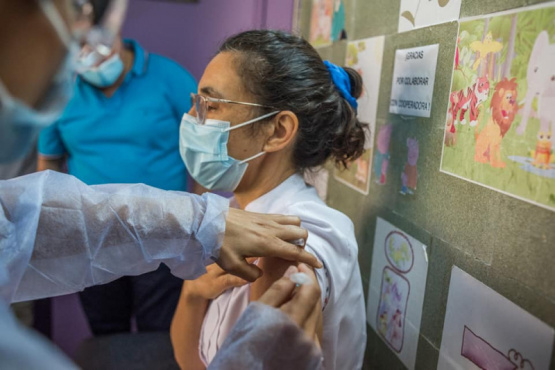 La doctora Myrna Rebottaro fue la primera en vacunarse contra el coronavirus en Salto 